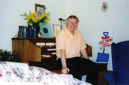 Bob Mulford at his AP-7 theatre/classical organ.